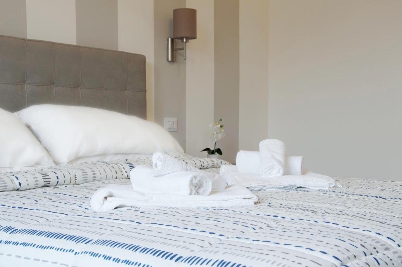 Minerva Rooms Pavia Bagian luar foto