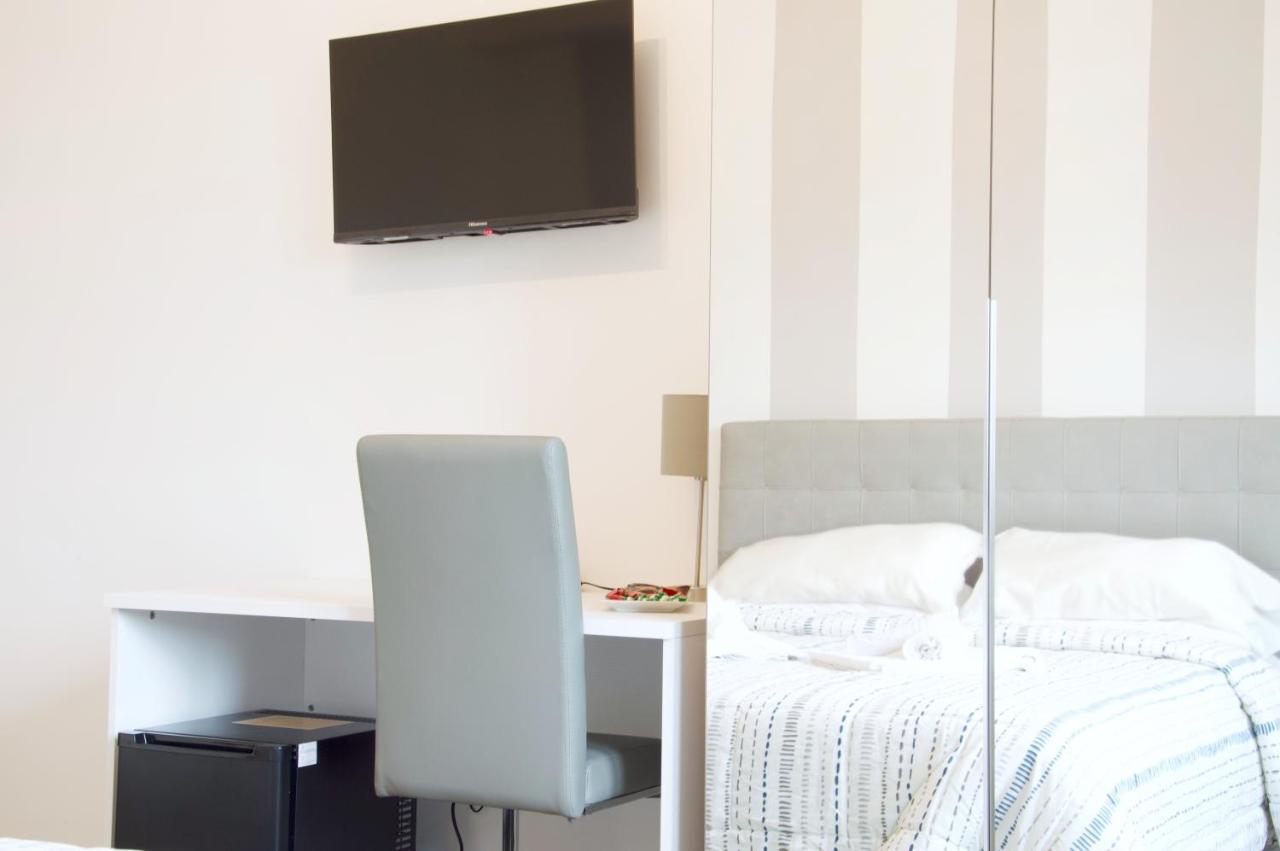Minerva Rooms Pavia Bagian luar foto